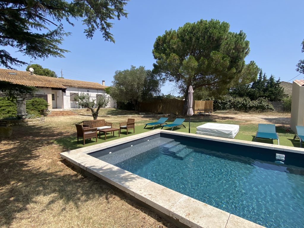 Piscine et jardin d’un gîte du Mas Guiraud